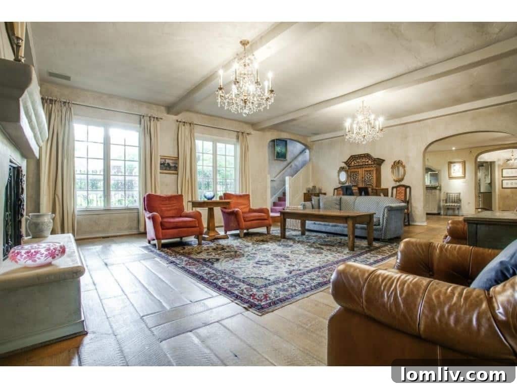 Dave Perry-Miller Curates Dallas' Finest Architecture: Korn, Thompson, Dilbeck 67 Spacious family room at 6748 Lakewood Boulevard, part of the seamless expansion