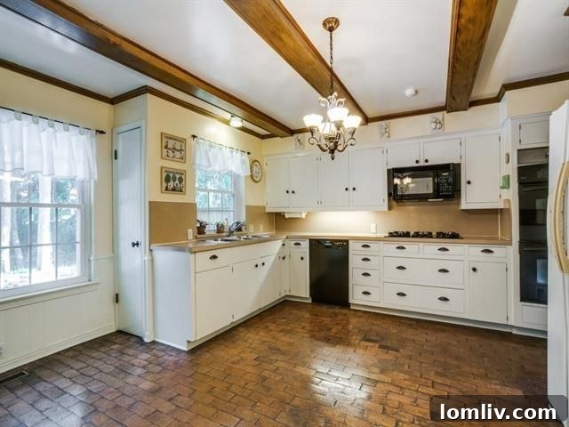 Carriage House with Three Bays and Lift Height
