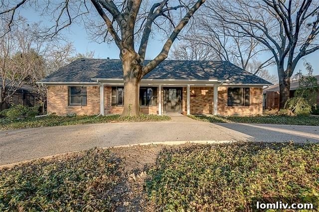 Traditional home exterior with an expansive front yard in Terry Heights