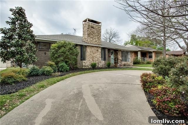 L-Streets Cottage: Enchanting Wisteria Pergola and Versatile 632 Sq Ft Space 5 Inviting front entrance and garden view of 10664 Lakemere Dr