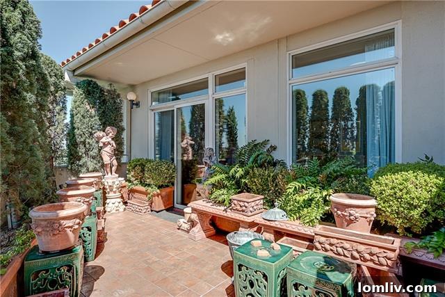 Park Plaza 804 The Other Half of the Sky 9 Spacious Terrace for Outdoor Living in Unit 804