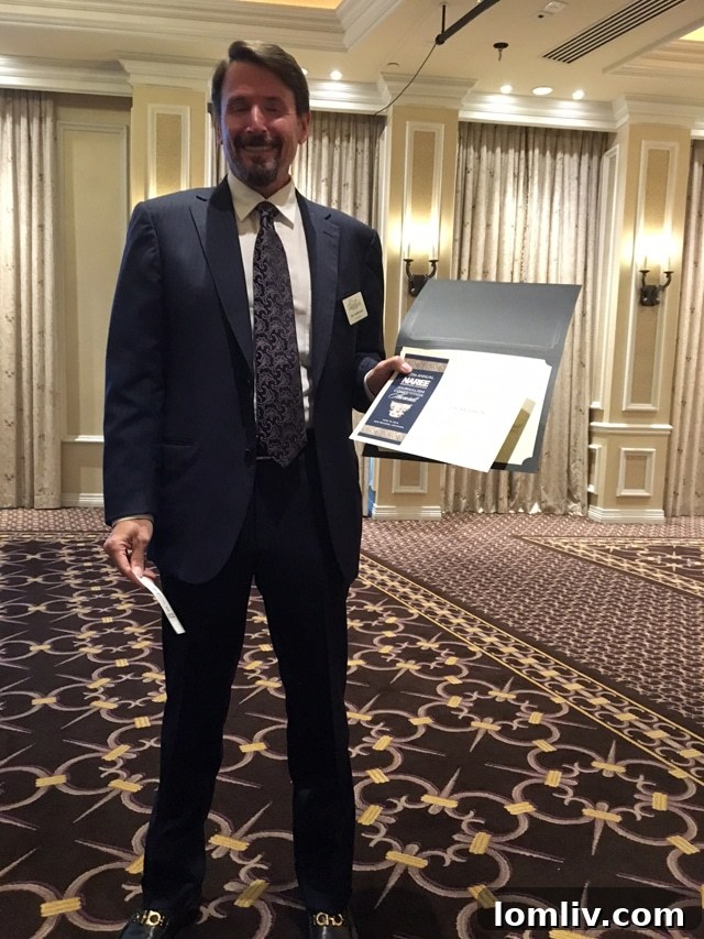 Jon Anderson, columnist for daltxrealestate.com and SecondShelters.com, receiving his Bronze award for Best Column.