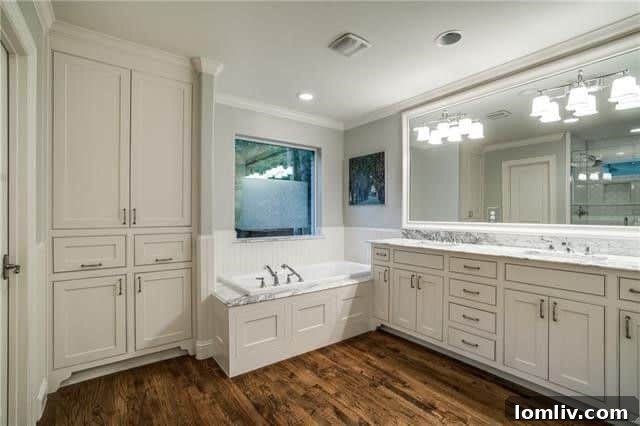 Luxurious Master Bedroom in Bob-O-Links Downs Home