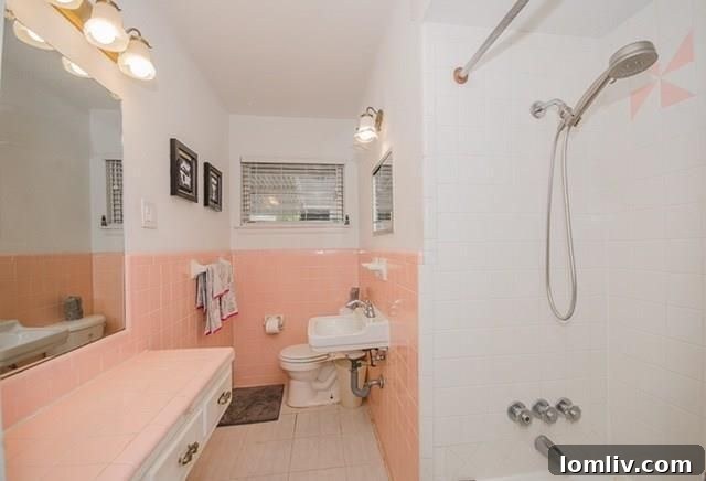 Spacious master bedroom with sitting area at 11379 Lanewood Cir