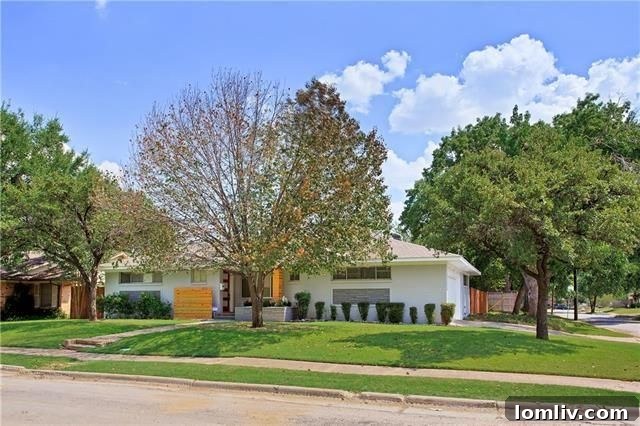 Side view showing the large corner lot