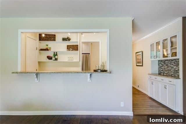 Secondary Bedroom with Built-in Desk Area, Ideal for Study or Office