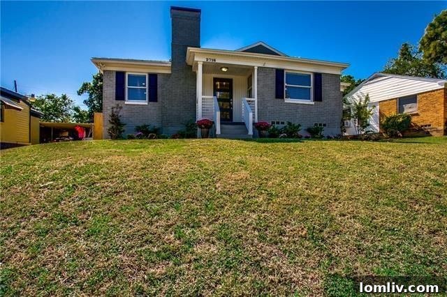 Bright Living Area with Hardwood Floors, 2716 Avon St Dallas