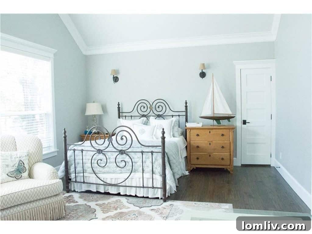 Comfortable Upstairs Bedroom in Cedar Creek Lake House