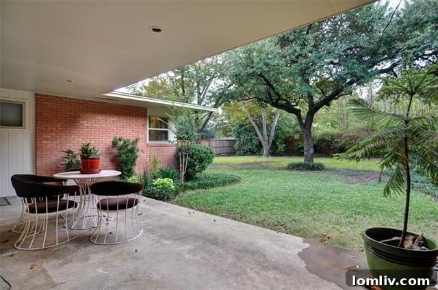 6522 Royal Lane Back Porch: Relaxing Outdoor Area