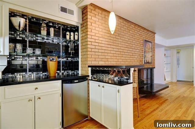 6522 Royal Lane Bar Area: Vintage Entertainment Space