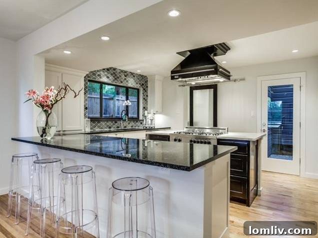428 Edgelake Breakfast Bar to Kitchen