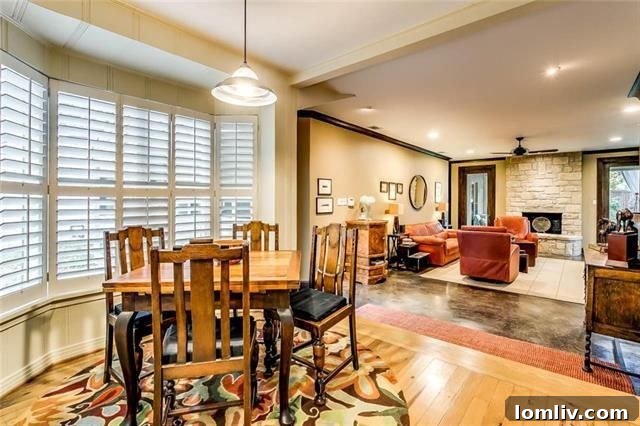 Bright Breakfast Area with Bay Window - 6366 Greenway Fort Worth