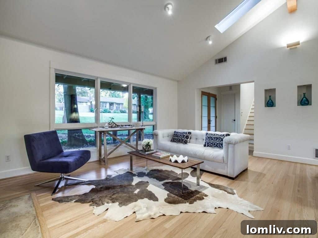 Frank Welch Protégé Redefines Texas Contemporary in Lake Park Estates 6 Bright and airy interior space with thoughtfully chosen furnishings, reflecting the home's contemporary aesthetic.