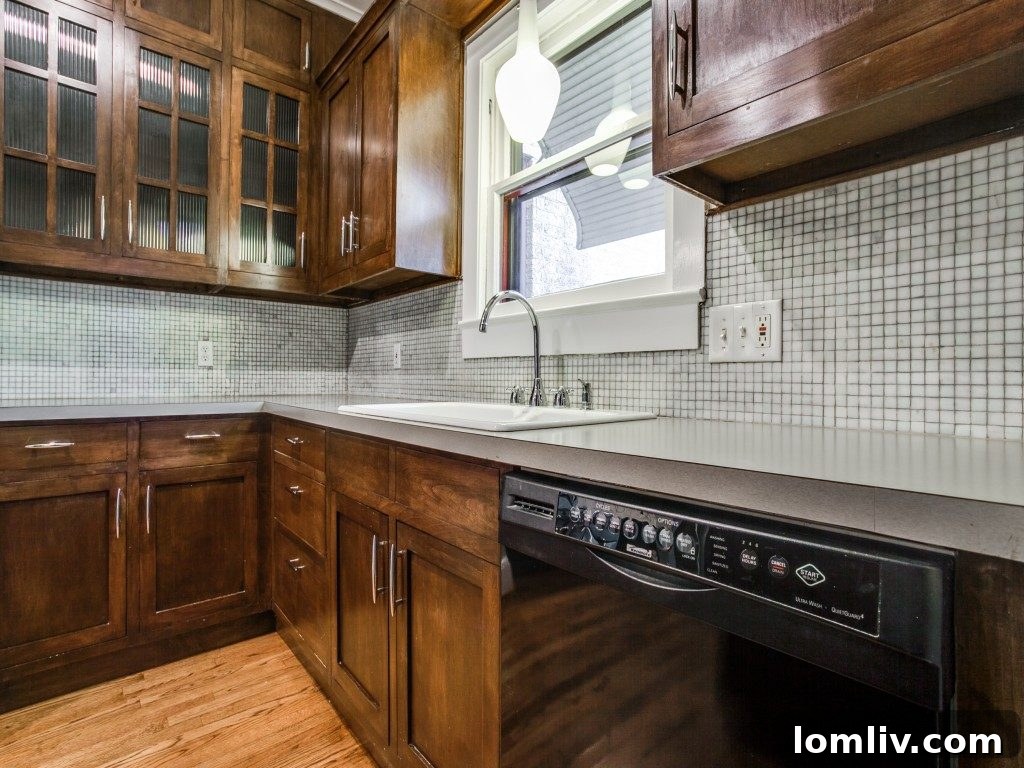 1527 Seevers Ave Dallas TX - Master Bathroom Ensuite