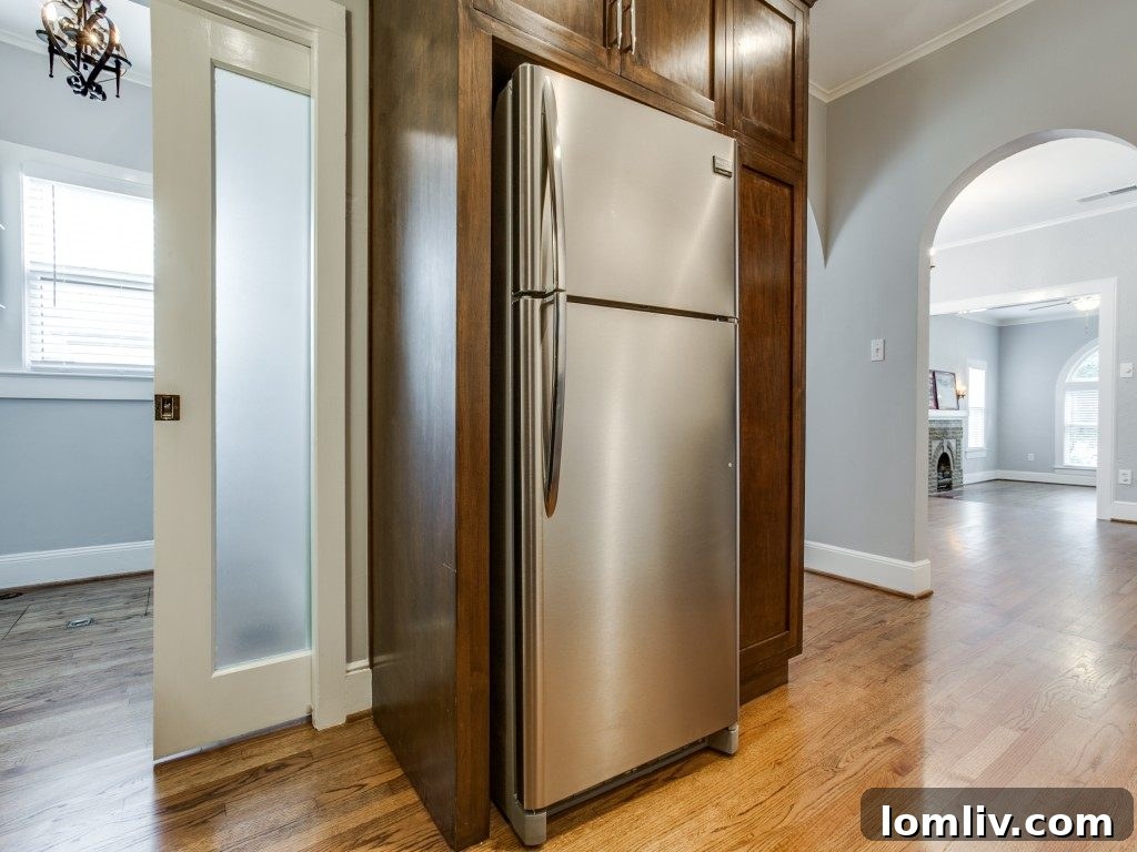 1527 Seevers Ave Dallas TX - Second Bathroom with Original Details