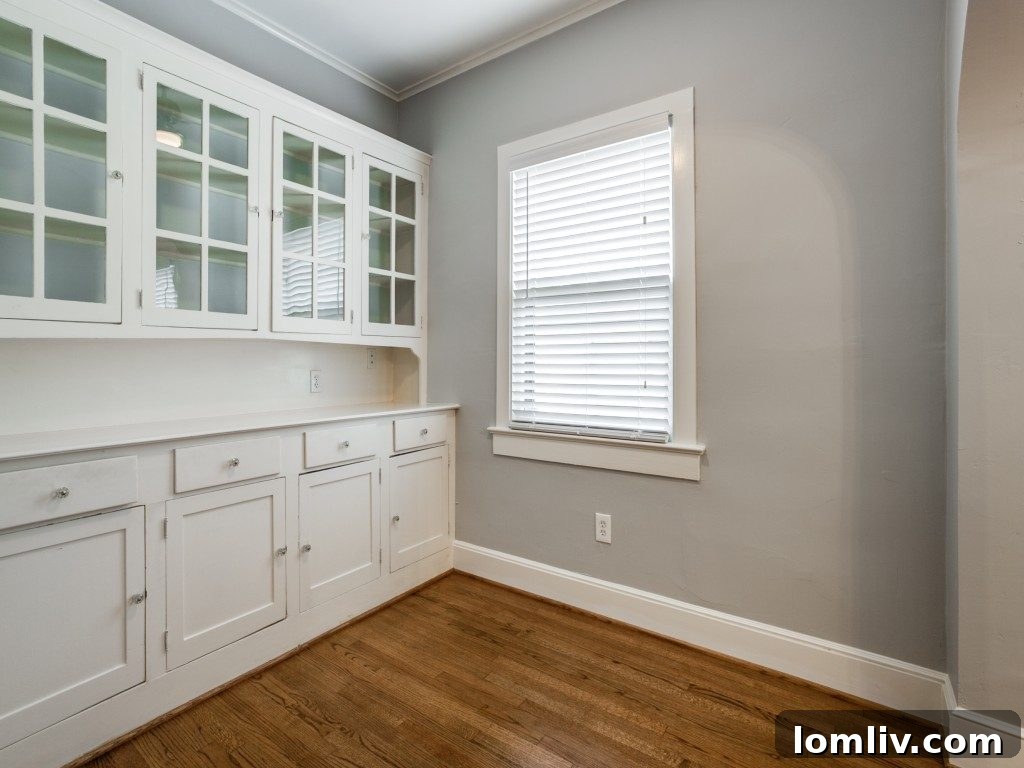 1527 Seevers Ave Dallas TX - Third Bedroom with Natural Light