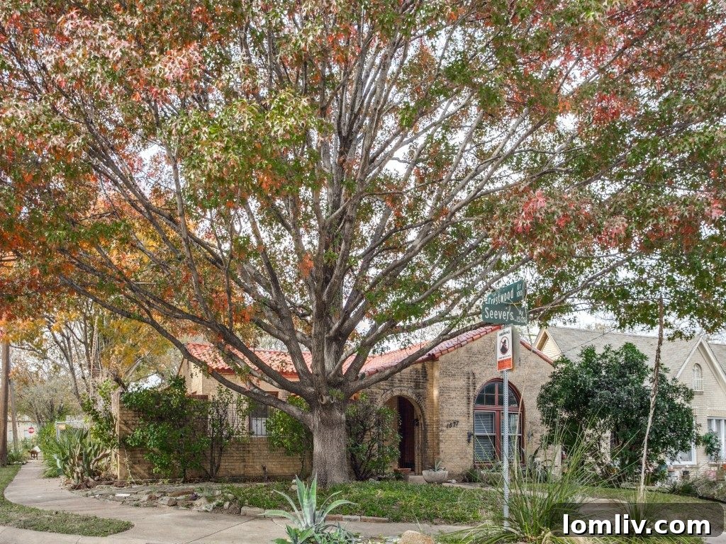 1527 Seevers Ave - Spanish Tile Roof, Covered Entry, and Courtyard View