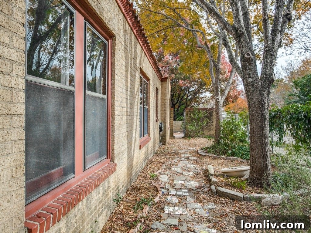 1527 Seevers Ave Dallas TX - Cozy Corner of Living Room