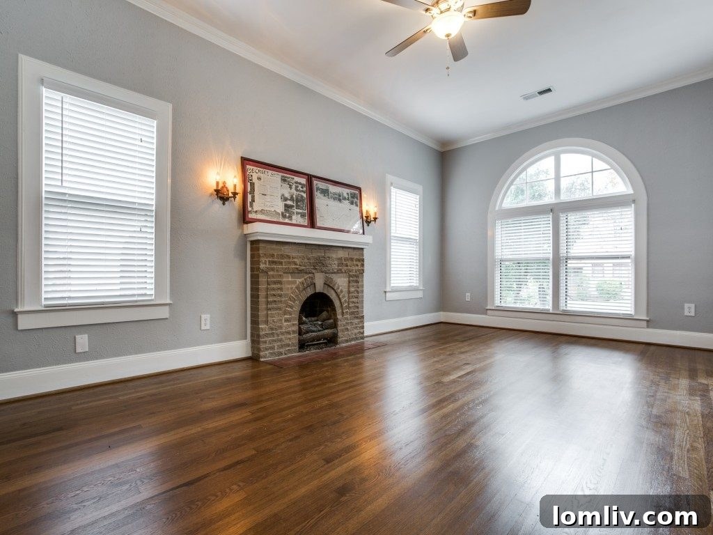 1527 Seevers Ave Dallas TX - Sunken Living Room with Arched Window