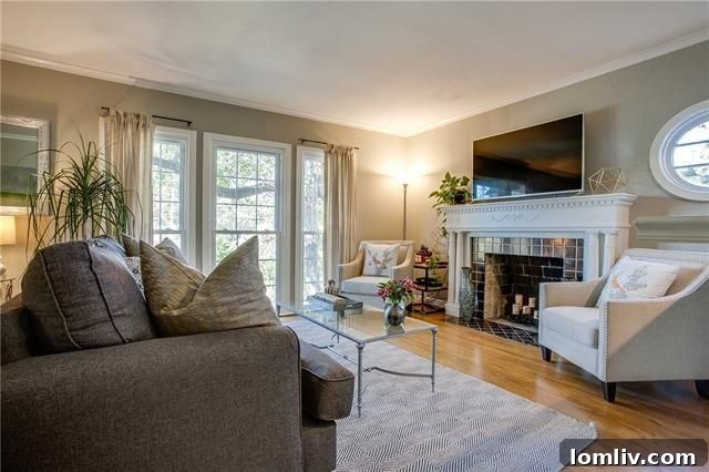 Bright and Spacious Living Area, Ideal for Entertaining, 714 N. Hampton Rd