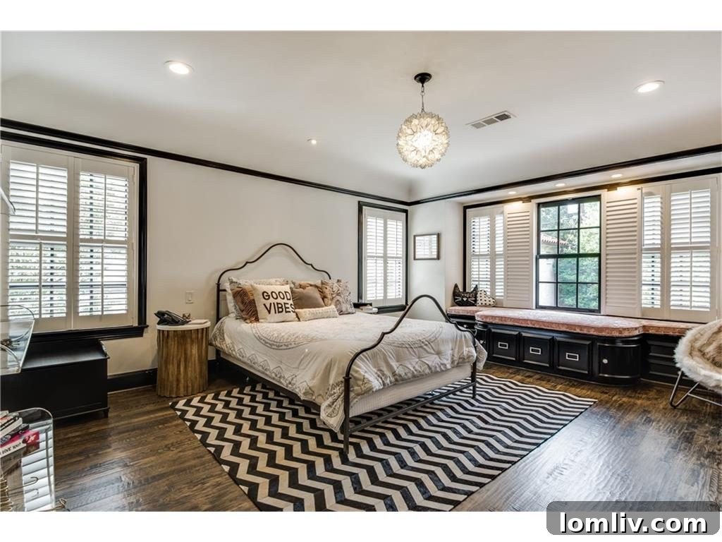Another elegant secondary bedroom with modern decor