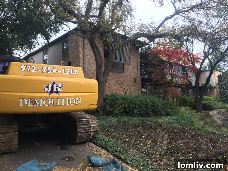 The O’Neil Ford-designed Penson House being demolished in Highland Park, Dallas, a significant mid-century modern architectural loss.