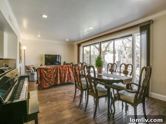 907 Tipperary Dining and Living Area 2 - Spacious and Bright Interior