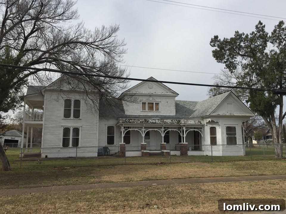 The historic Flanders House at 1923 N. Edgefield Ave, Dallas, Texas, a prime example of late 19th-century architecture