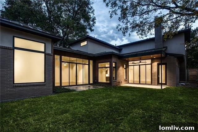 5715 Southwestern Backyard - Abundant Windows and Natural Light