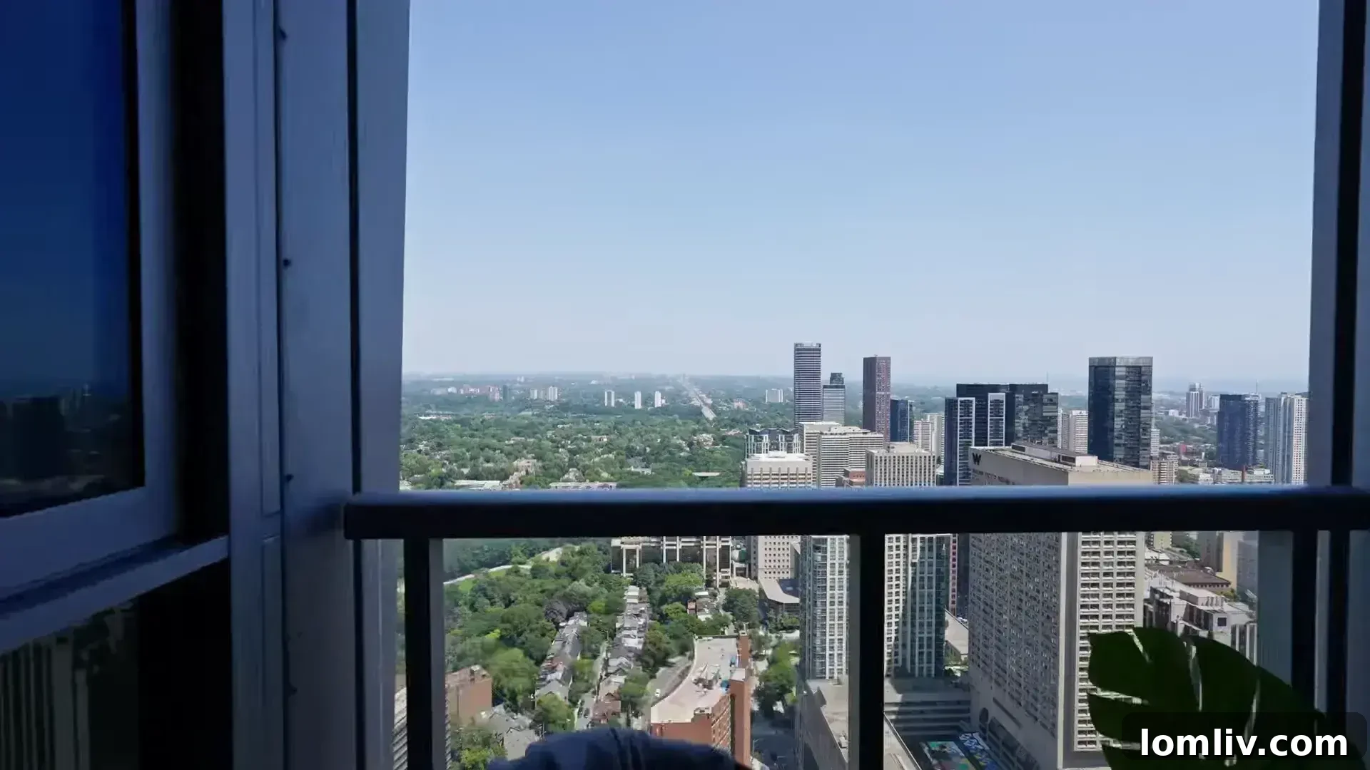 Premier Condo Listings in Toronto's Most Desirable Neighborhoods 3 Luxury storefronts and elegant street view in Yorkville, Toronto