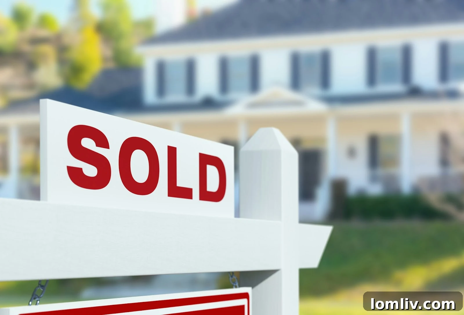 Navigating the Sale of Abandoned or Vacant Property in Jacksonville 2 Empty house with For Sale sign